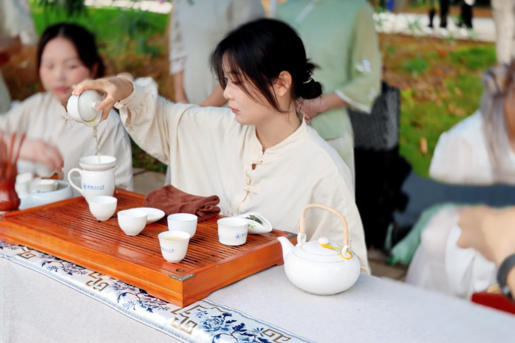 學(xué)生茶藝技能展示。