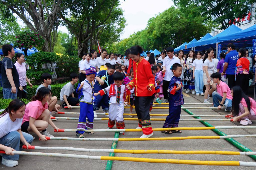 大手牽小手——體驗(yàn)非遺竹竿舞。