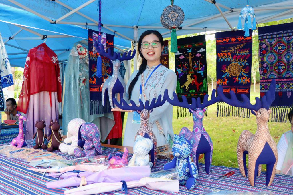 民族手工藝與文創(chuàng)主題特色展區(qū)。